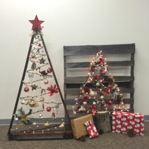 DIY Triangle Pallet Board Christmas Tree / www.ProjectGoble.com