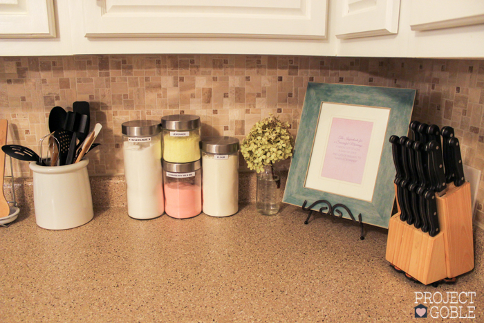 Painted countertops to look like granite! Easy & Affordable! Check blog for details on what products were used to paint oak kitchen cabinets white and make their counters look like granite! www.ProjectGoble.com